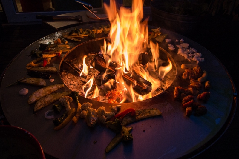 grillades-au-feu-de-bois-bbc-brasero-plancha-a-bois-damien-rais-foyer-exterieur-barbecue-acier-inox-cheminee-jardin-cheminee-d-exterieur