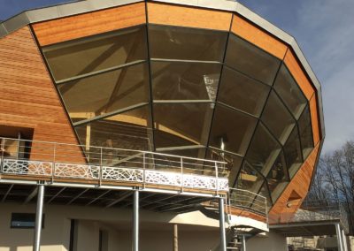 Terrasse sur pilotis et carde corps