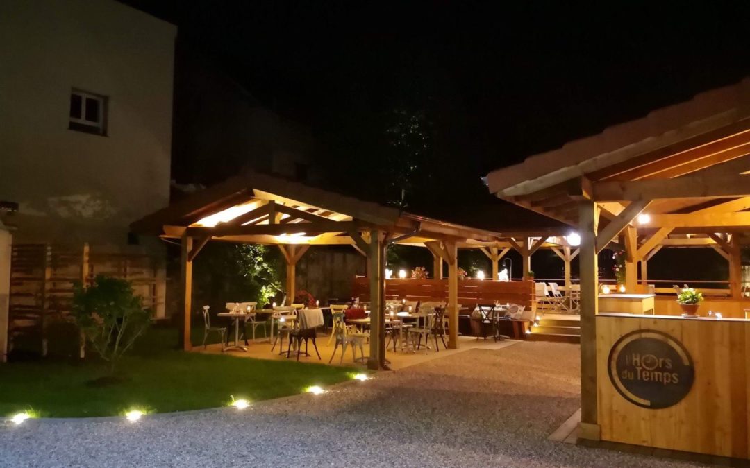 Circulation gravier et mobilier bois